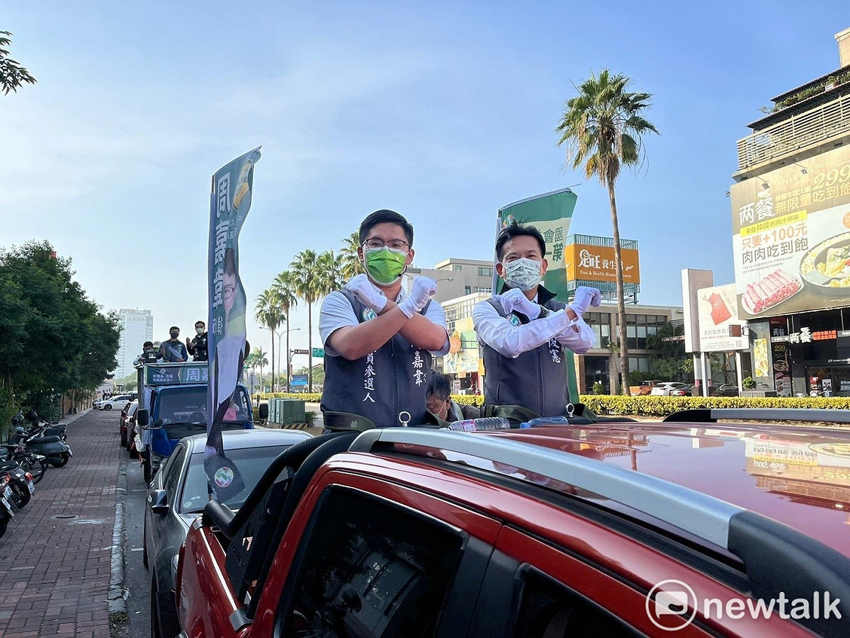 立委林俊憲與市議員參選人周嘉韋律師一同到中西區、北區進行車隊遊行，做最後的衝刺，他們呼籲鄉親，這次的四大公投非常重要，拜託大家一定要出門投票，用手中的選票守護台灣，四個不同意讓台灣走出去。 圖：黃博郎／攝