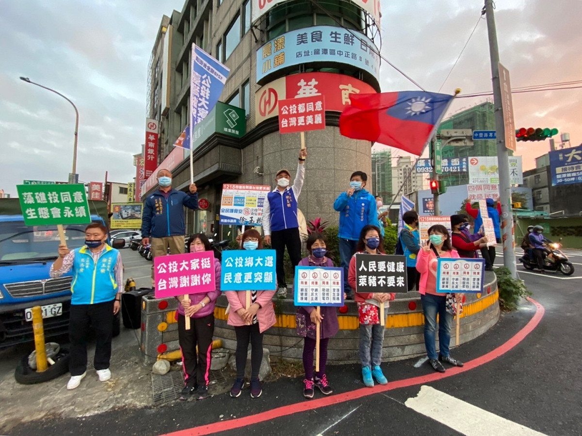 市議員徐玉樹在龍潭地區舉牌宣傳投四個同意。 圖：國民黨桃園市黨部／禔供