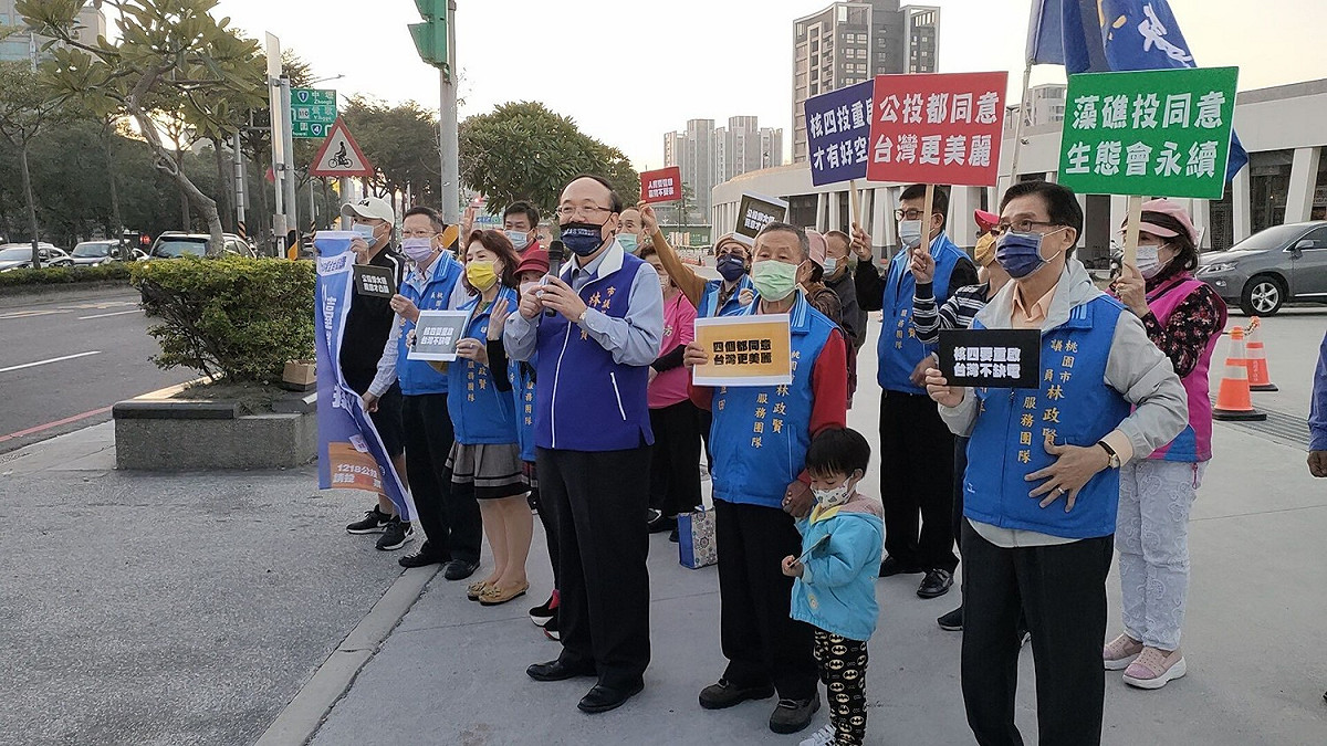 市議員林政賢在桃園區舉牌宣傳公投4個同意 圖：國民黨桃園市黨部／禔供