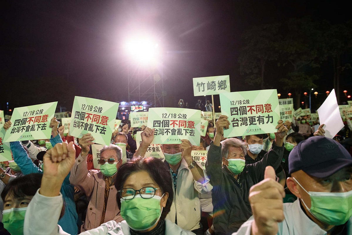 黃帝穎律師表示，中國國台辦對台灣四項公投下指導棋，呼籲「投下四個不同意，拒當中共幫兇」。 圖：取自民主進步黨臉書（資料照）