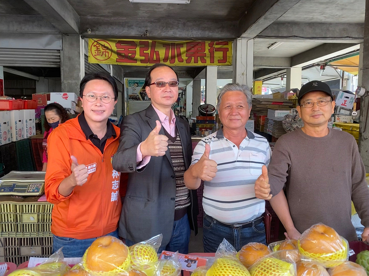 王瑞德(左二)與林志誠(左一)岡山早市催四個不同意。 圖：趙天麟服務處提供
