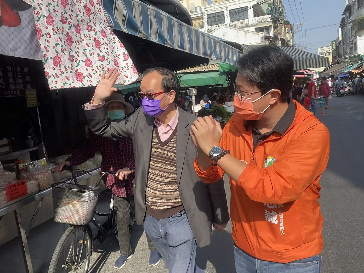 王瑞德(左)與林志誠岡山衝刺不同意票。 圖：趙天麟服務處提供