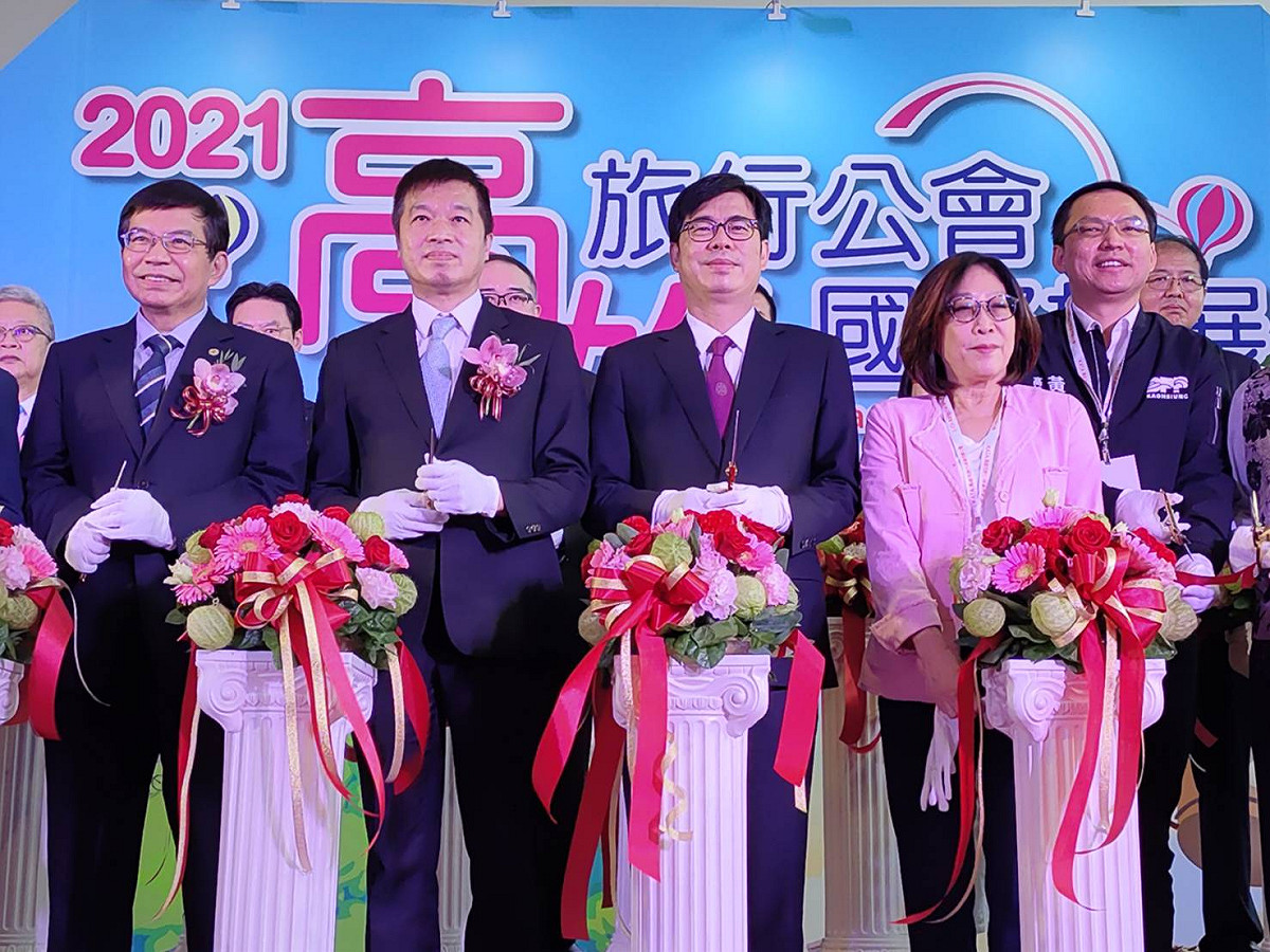 陳其邁(前排右二)、王國材(左)、吳盈良(左二)剪綵。 圖：高雄市旅行商業同業公會提供