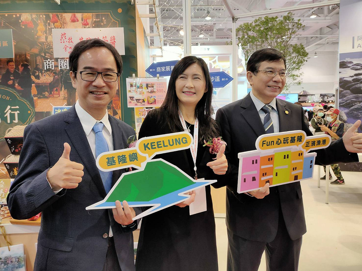 王國材(右一)、李昆澤(左一)與曾姿雯行銷基隆觀光。 圖：高雄市旅行商業同業公會提供