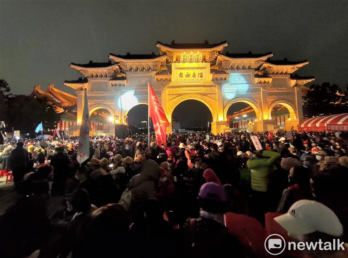 國民黨於自由廣場舉辦公投前的民主守夜活動。 圖：黃建豪/攝