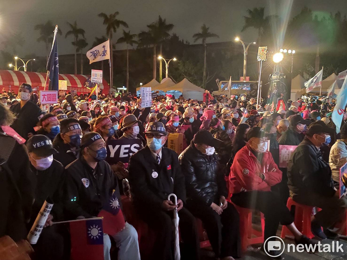 國民黨於自由廣場舉辦公投前的民主守夜活動。 圖：黃建豪/攝