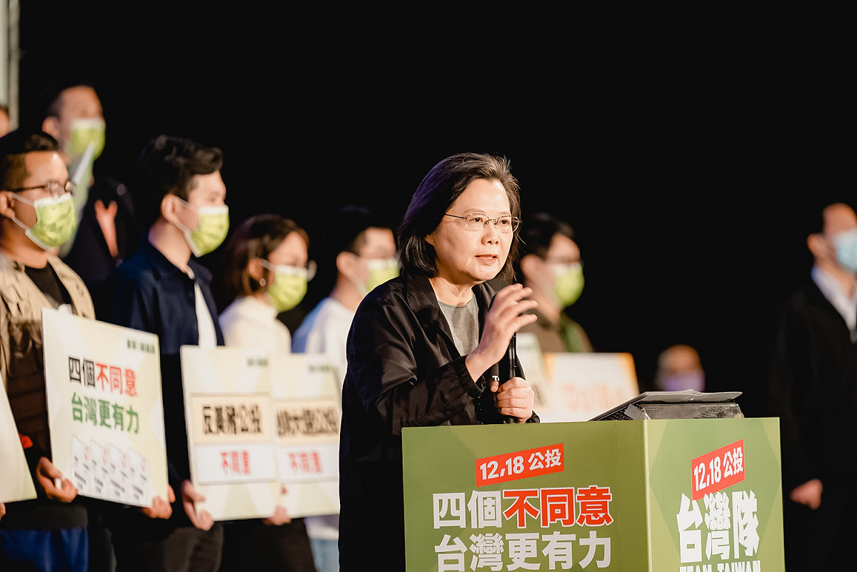 選前之夜蔡英文呼籲「台灣隊」一定要守住「台灣防線」。 圖：民進黨高雄市黨部提供