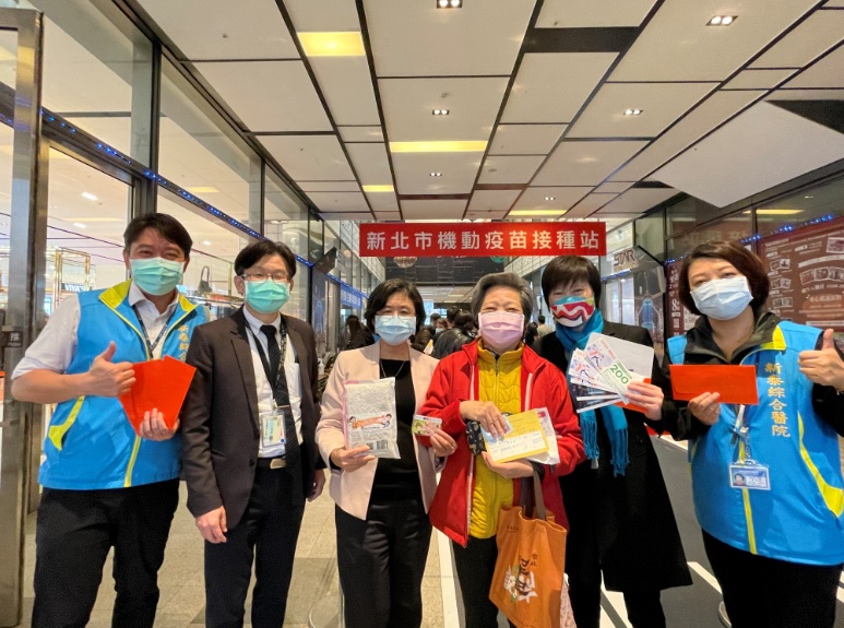 左2起依序是新泰醫院副院長黃銘德、新北市衛生局長陳潤秋、75歲完成接種疫苗民眾、宏匯廣場總經理崔梅蘭】。 圖：新北市衛生局提供