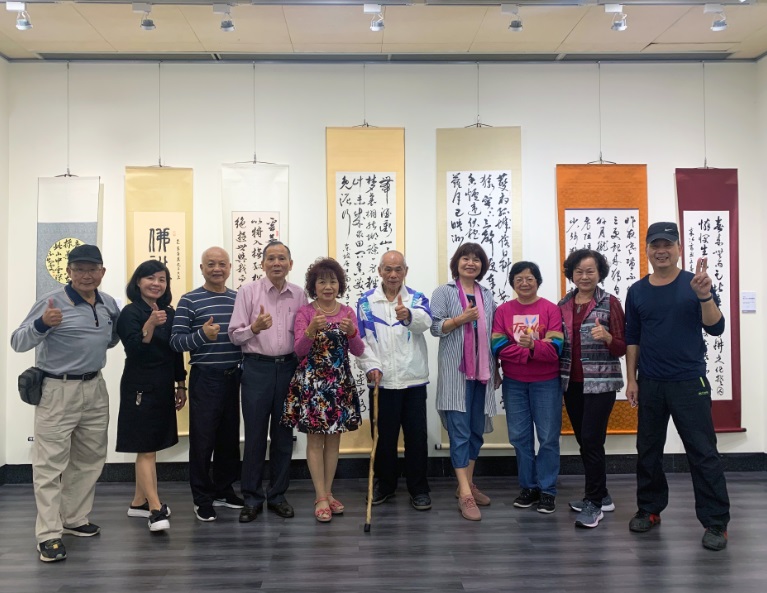 新莊書畫會創會長－曾安田（左六）與會員合影。 圖：新北市文化局提供
