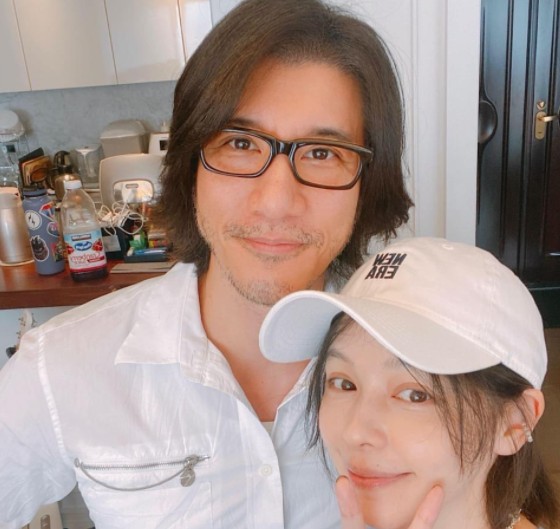 有網友比對李靚蕾千字文中一句「明知違反法規也要飛奔去找她家找她聚會」，懷疑就是在說徐若瑄。 圖：翻攝臉書