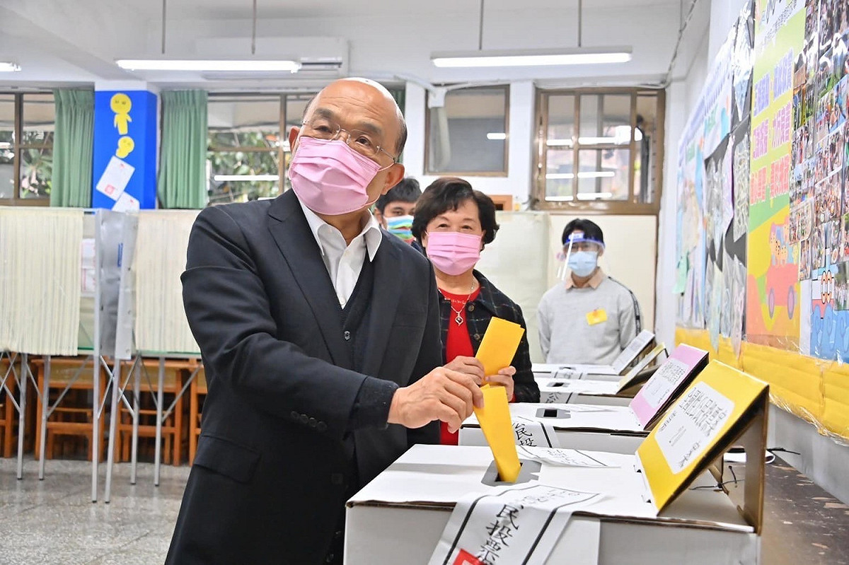 行政院長蘇貞昌偕同夫人今（18）天投下公投票。 圖：蘇貞昌臉書粉專