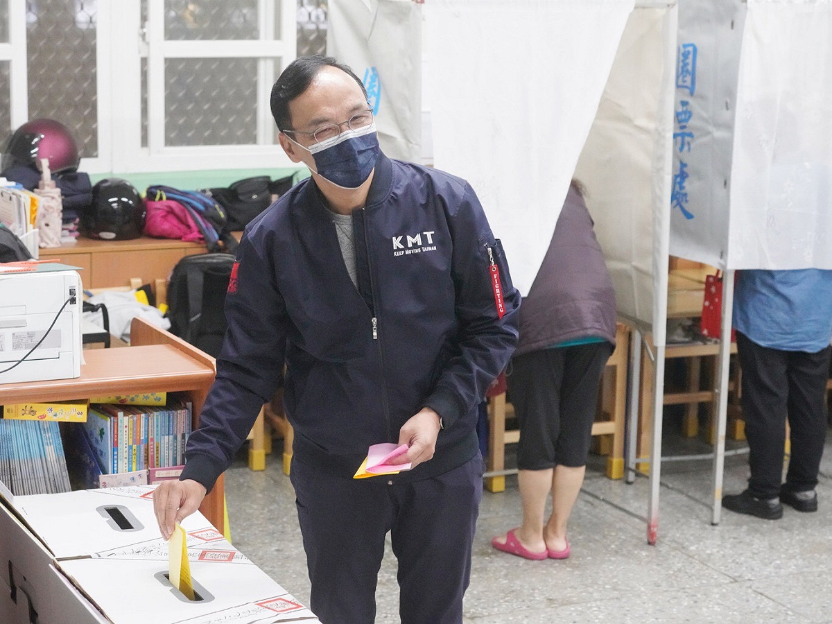 四大公投今(18日)開投，國民黨主席朱立倫一早到新北投票所投票。 圖 : 張良一攝
