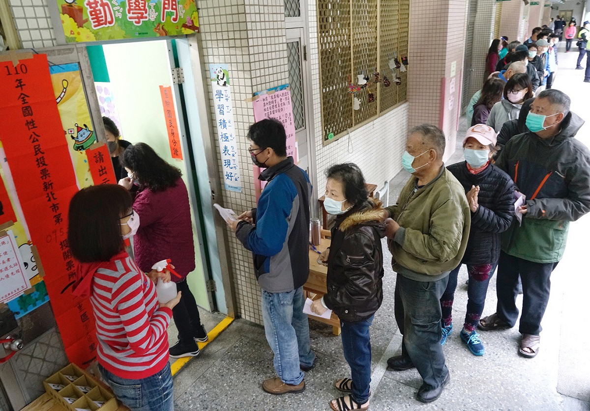 民眾在投票所前排隊等待投票。 資料照片 : 張良一攝