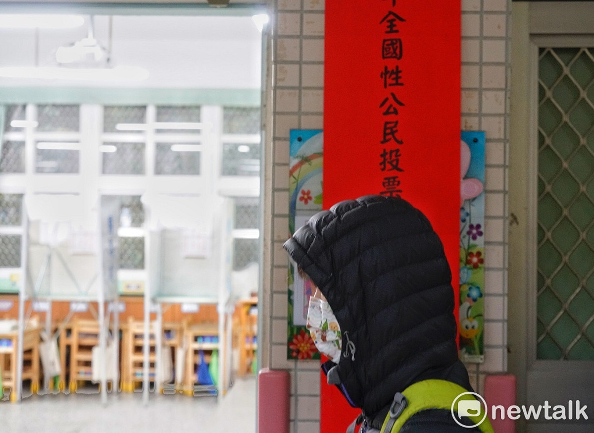 四大公投今（18）天投票，冷氣團來襲民眾仍前往投票。 圖 : 張良一 / 攝