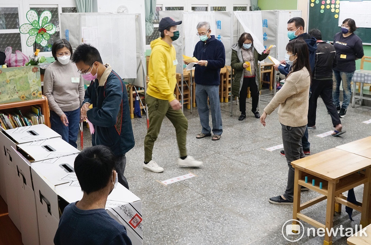 台北市傳出 2 起民眾撕毀公投票，警方帶回後將依《公民投票法》偵辦，（圖為今早公投投票情況，非撕毀現場）。 圖 : 張良一/攝（資料照）