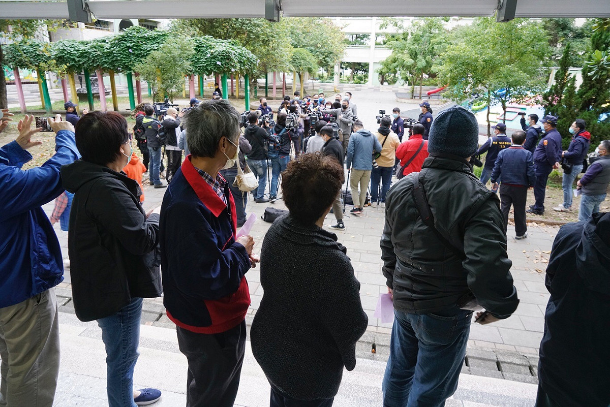 四大公投今天投票，新北投票所今一早大批人潮前往投票。 圖 : 張良一攝