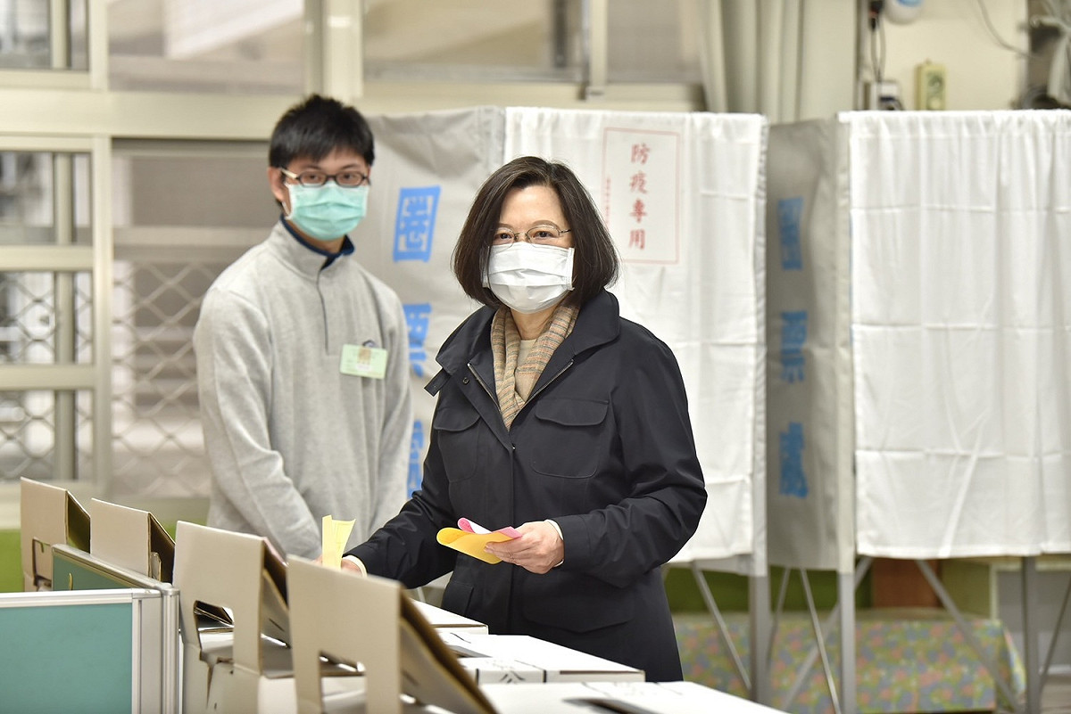 蔡英文總統今（18日）日前往投票所進行投票。 圖/民進黨提供。