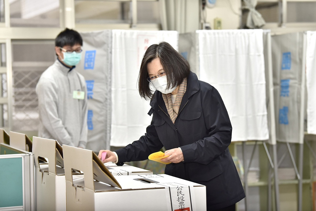 蔡英文總統今（18日）前往投票所進行投票。 圖/民進黨提供。