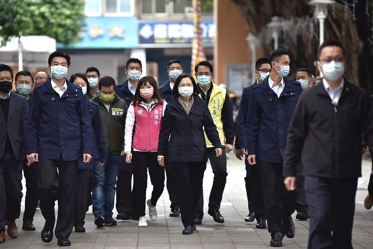 蔡英文總統18日前往公投開票所投票。 圖 : 民進黨 / 提供。