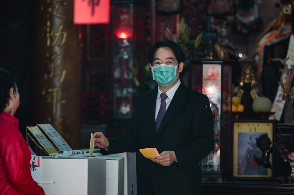 四大公投今（18日）上午 8 點整開始投票，副總統賴清德回到台南，一早現身中西區大德街廣州宮投票。 圖 : 翻攝賴清德臉書
