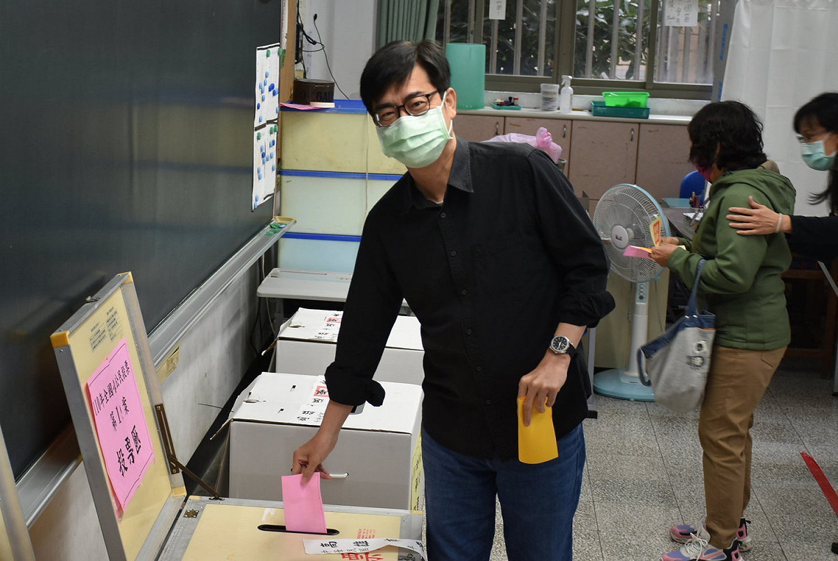 陳其邁投下公投神聖的一票。 圖：孫家銘攝