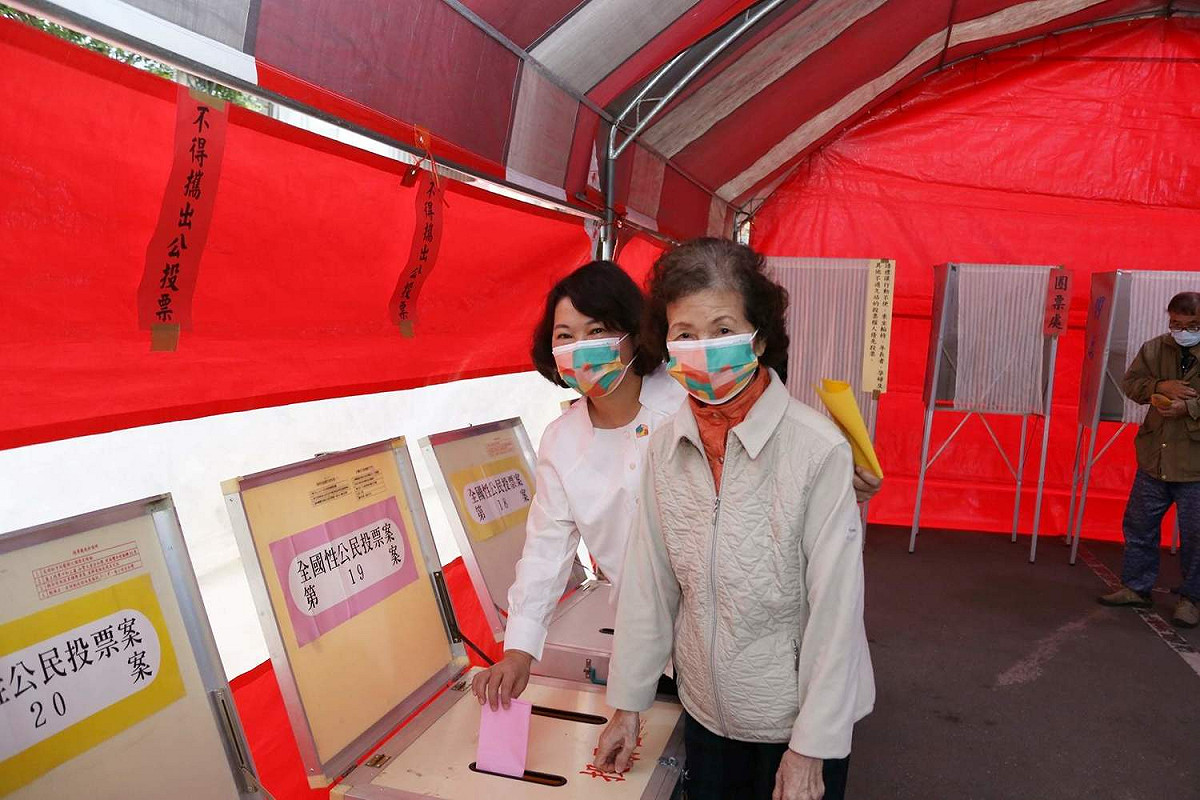 嘉義市長黃敏惠與母親黃鄭梅子一起投下公投票。 圖：嘉義市政府/提供