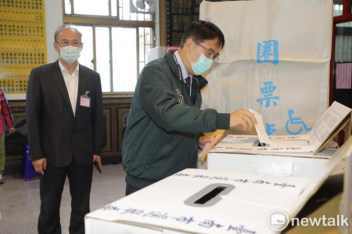 台南市長黃偉哲在台南市選委會主委方進呈陪同下，前往永康區姑婆廟投下4張公投票。 圖：台南市選委會提供
