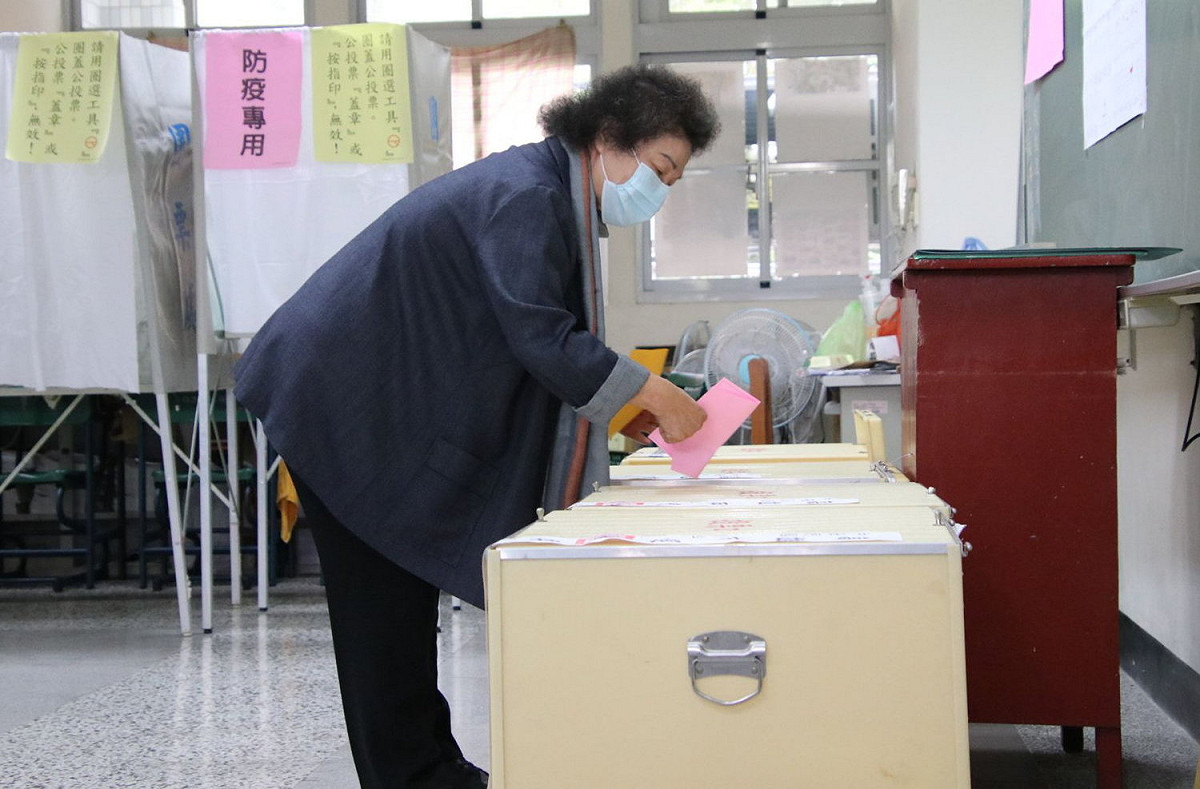 陳菊在高雄市五福國中投下公投票。 圖：孫家銘攝