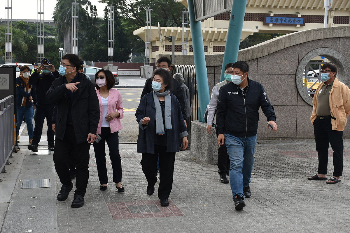 陳菊(前排左二)在子弟兵簇擁下投票。 圖：孫家銘攝