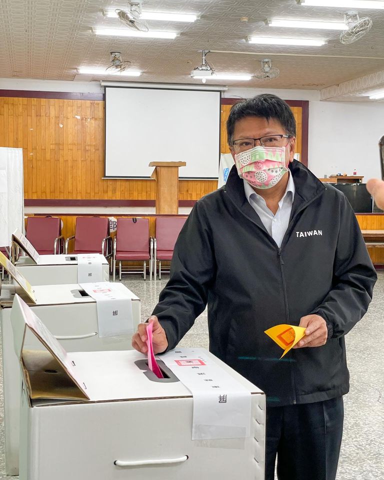 四大公投今（18日）上午 8 點整開始投票，屏東縣長潘孟安一早返回老家車城投票。 圖 : 翻攝潘孟安臉書