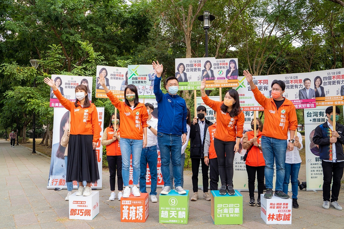 趙天麟(中)與「高雄正能量」成員。（資料照） 圖：趙天麟服務處提供