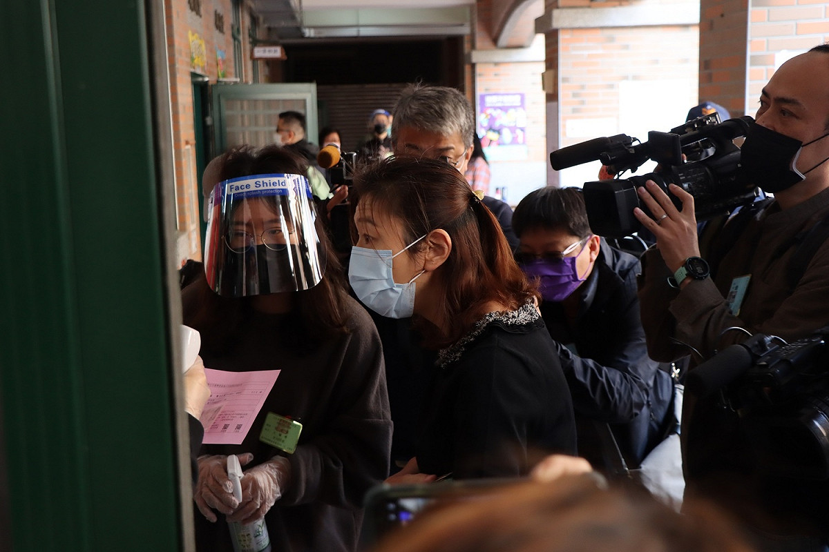 林靜儀前往樹義國小投下公投票。 林靜儀競選總部/提供