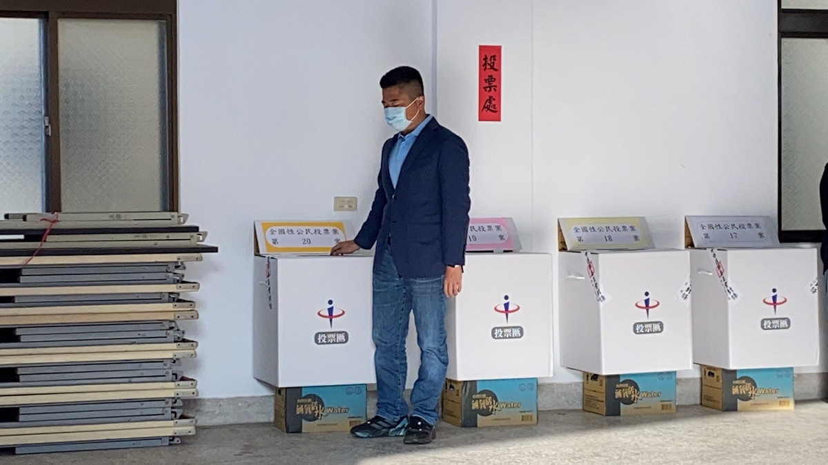 顏寬恒投下公投票。 讀者提供