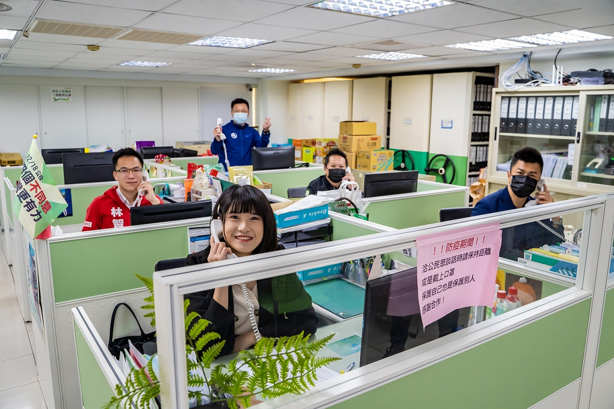 趙天麟(後方)偕黨公職在市黨部電話催票。 圖:民進黨高雄市黨部提供