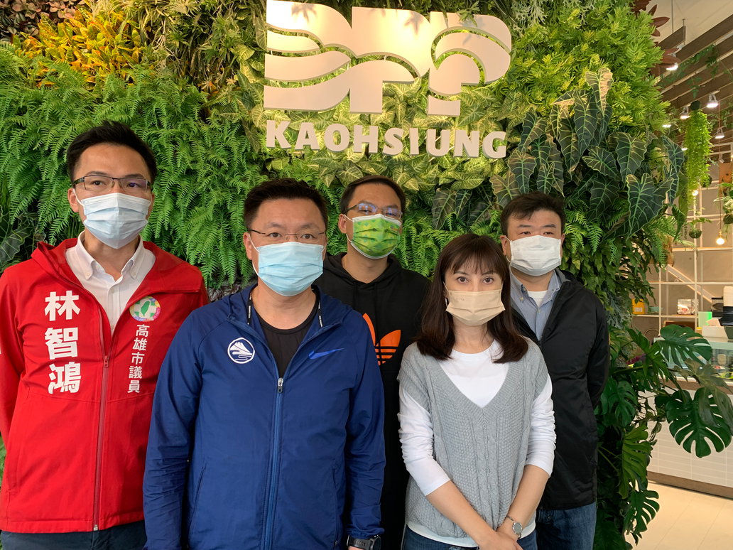 趙天麟(左二)與四位議員要求選務依規定，投票權人一次同時領取各該公投票。 圖：民進黨高雄市黨部提供
