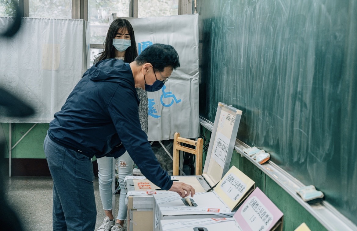 趙少康赴大安國中投下公投票。 圖：趙少康辦公室提供