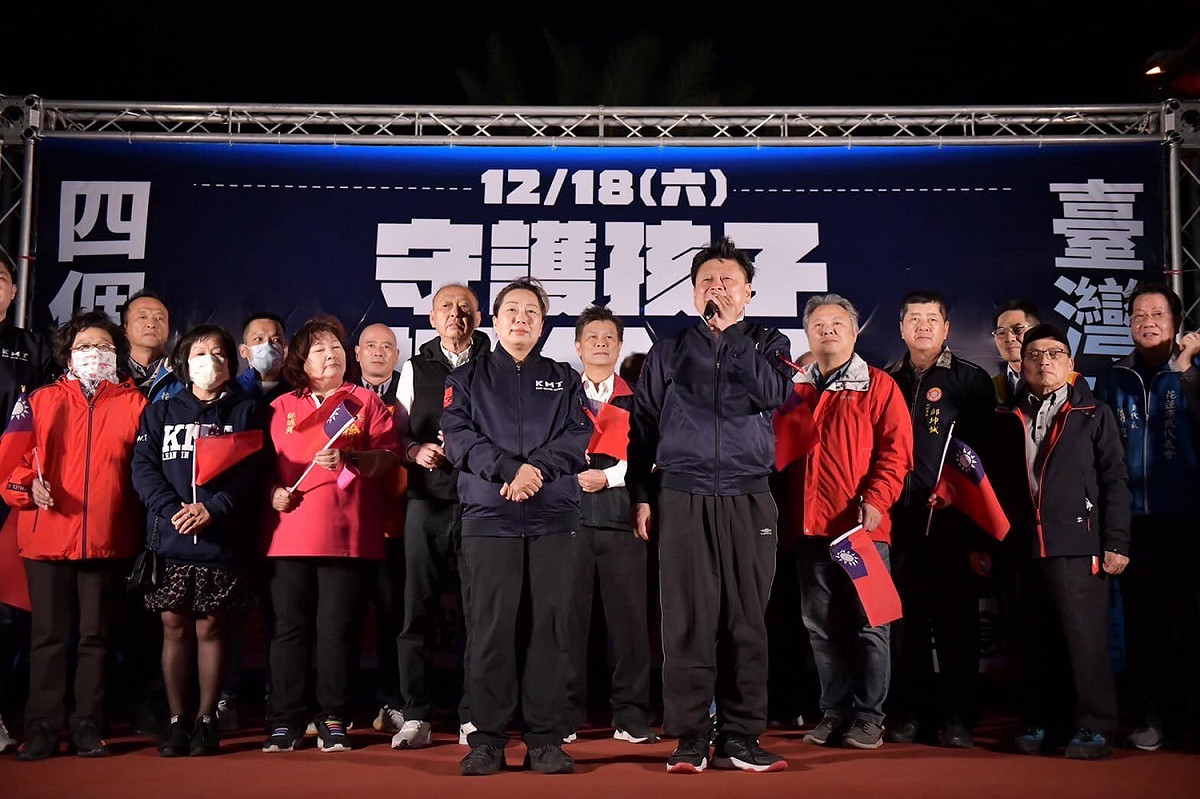國民黨立委傅崐萁、花蓮縣長徐榛蔚等人在選前之夜全力催票。 圖：擷取自傅崐萁臉書