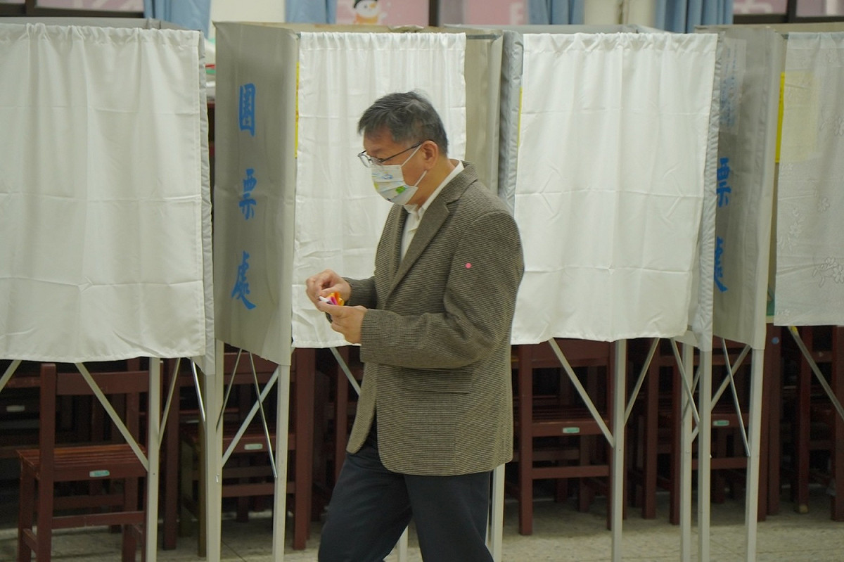 台北市長柯文哲今早赴金甌女中進行投票。 圖：民眾黨提供