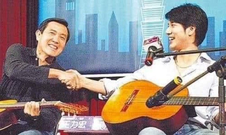 王浩宇翻出王力宏與前總統馬英九的合照，影射馬英九的「死亡之握」發威，讓王力宏倒大楣。 圖：翻攝王浩宇臉書
