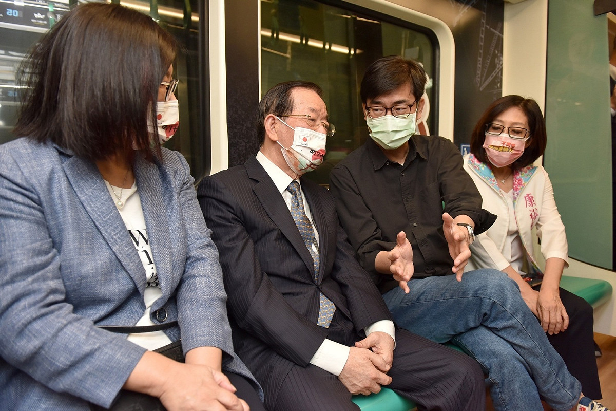 陳其邁(右二)與謝長廷(左二)共乘捷運。 圖：高雄市政府提供