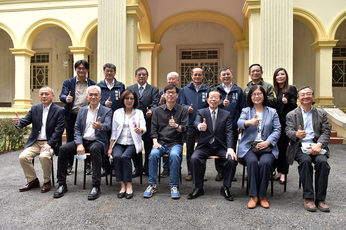 陳其邁(前排中)在舊高雄車站前喜迎老市長謝長廷(右三)。 圖：高雄市政府提供