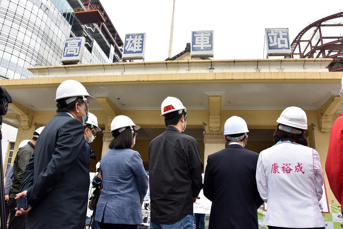 陳其邁(中)與謝長廷(右二)緬懷舊高雄車站。 圖：高雄市政府提供