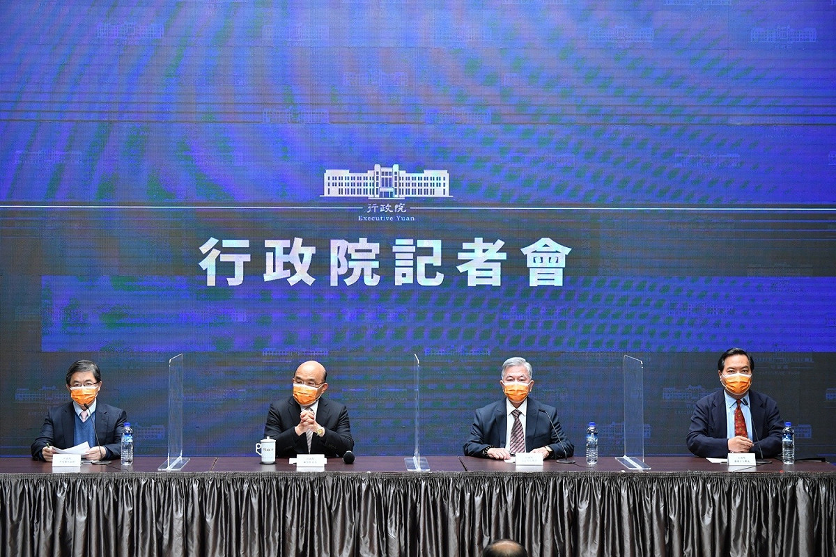 行政院今（18）晚舉行記者會。 圖：行政院提供
