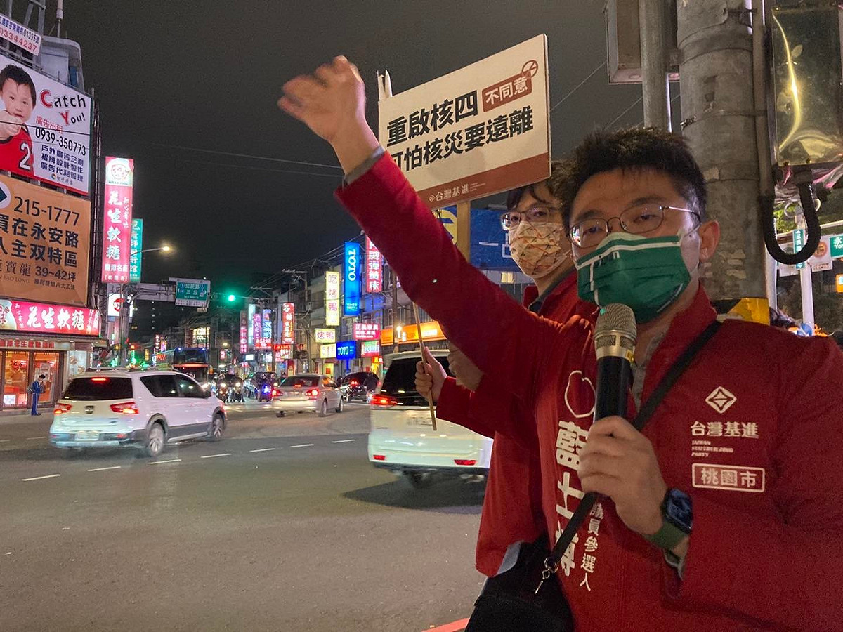 藍士博表示，面對部分縣市藍大於綠的穩定困境，本土政黨（民進黨、基進黨）唯有繼續保持中二選區與公投的團結策略，攜手合作，才有可能一步一步在長期的民主進程中達到翻轉的可能。 圖：藍士博提供