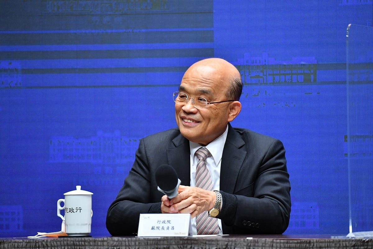 行政院長蘇貞昌今（18）晚在行政院副院長沈榮津、秘書長李孟諺、發言人羅秉成等人的陪同下舉行記者會。 圖：行政院提供