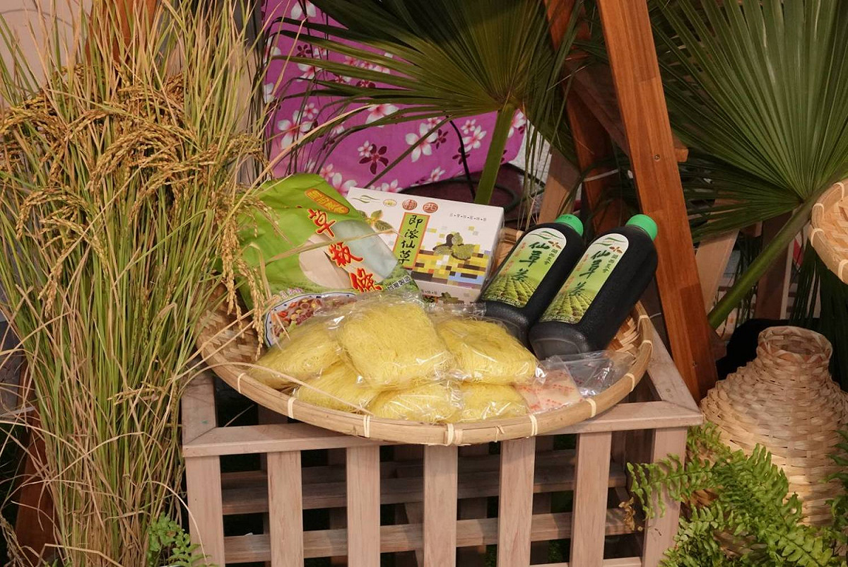 新竹縣農特產仙草茶、炊粉。 圖：新北市農業局提供