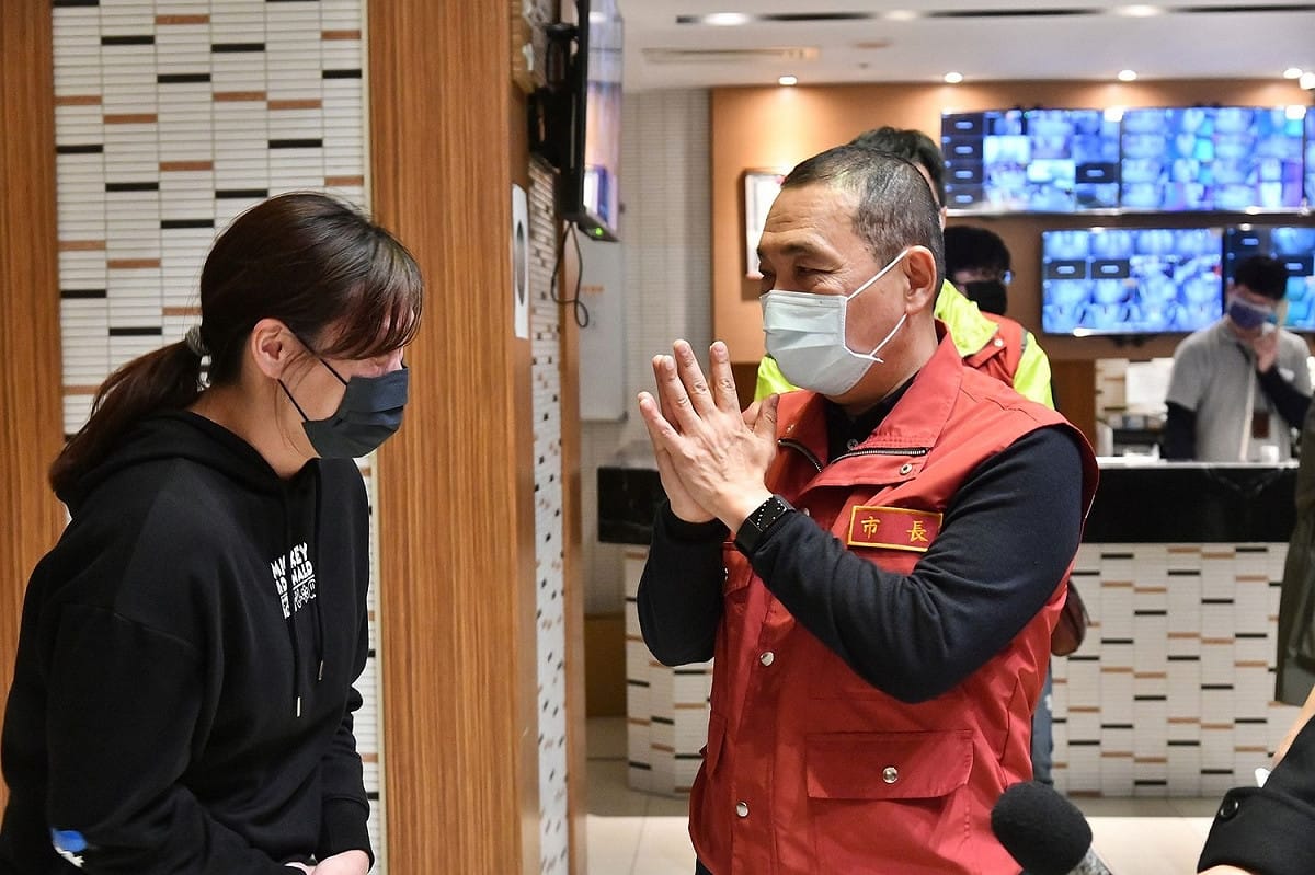 侯友宜晚間率隊抽查防疫旅館。 圖：新北市觀旅局提供