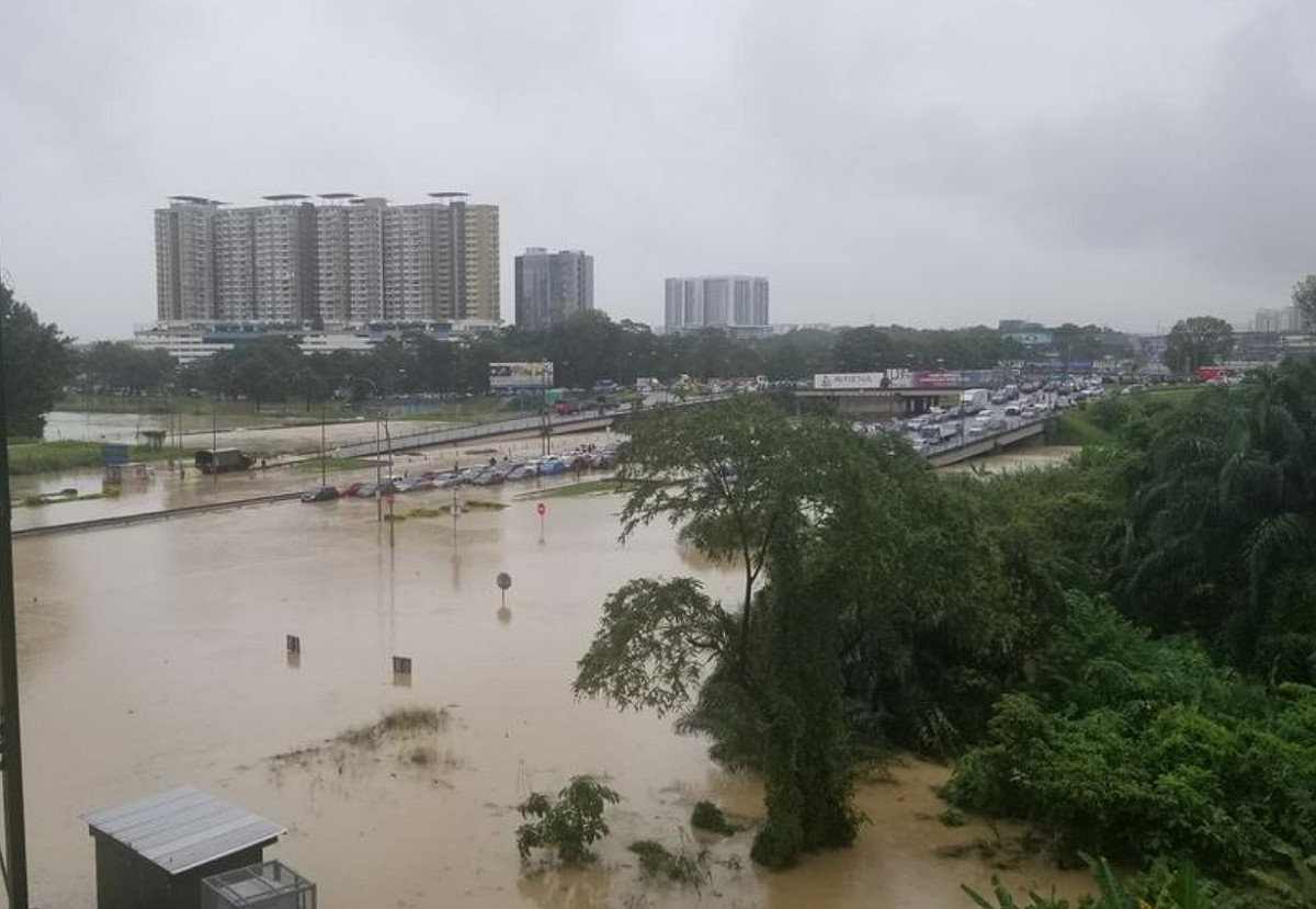馬來西亞連續大豪雨引發洪水氾濫成災。 圖/取自推特
