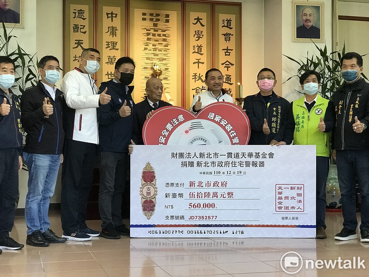 侯友宜今早出席土城區福山天惠堂參拜祈福及捐贈儀式。 圖：林昀真/攝