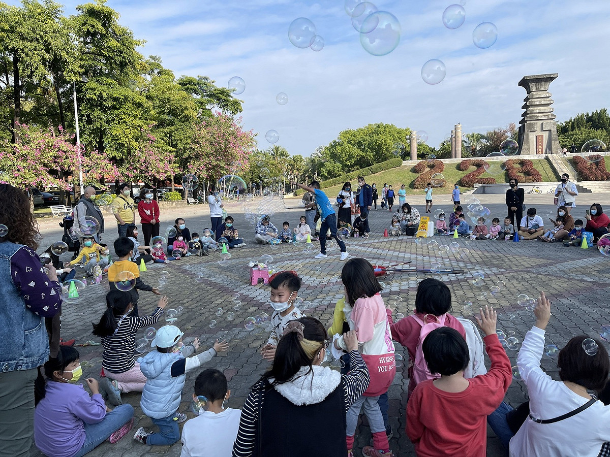 台中市東區聖誕親子泡泡派對，親子同樂歡笑聲不斷。 台中市議員邱素貞/提供